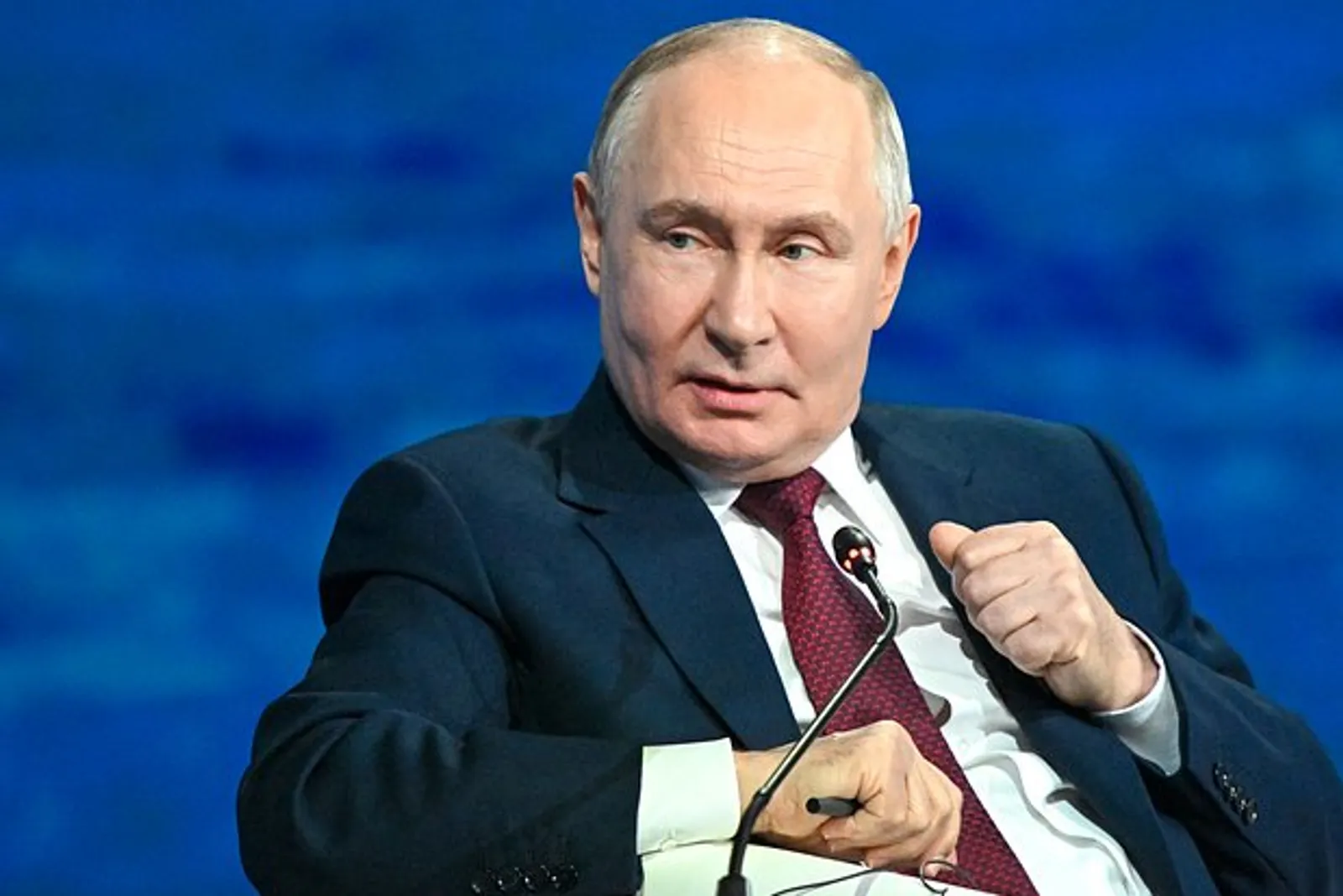 Путин пошутил про слежку за ним