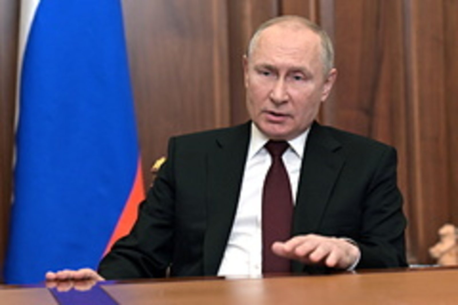 Путин поручил установить дипломатические отношения с ДНР и ЛНР