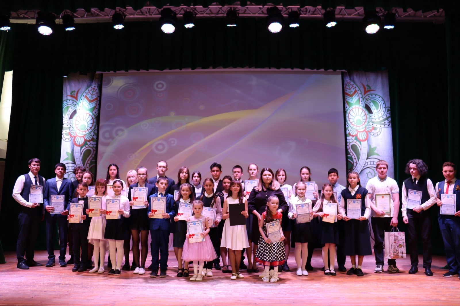 За высокие результаты одаренные и талантливые дети города Агидель Республики Башкортостан получили награды