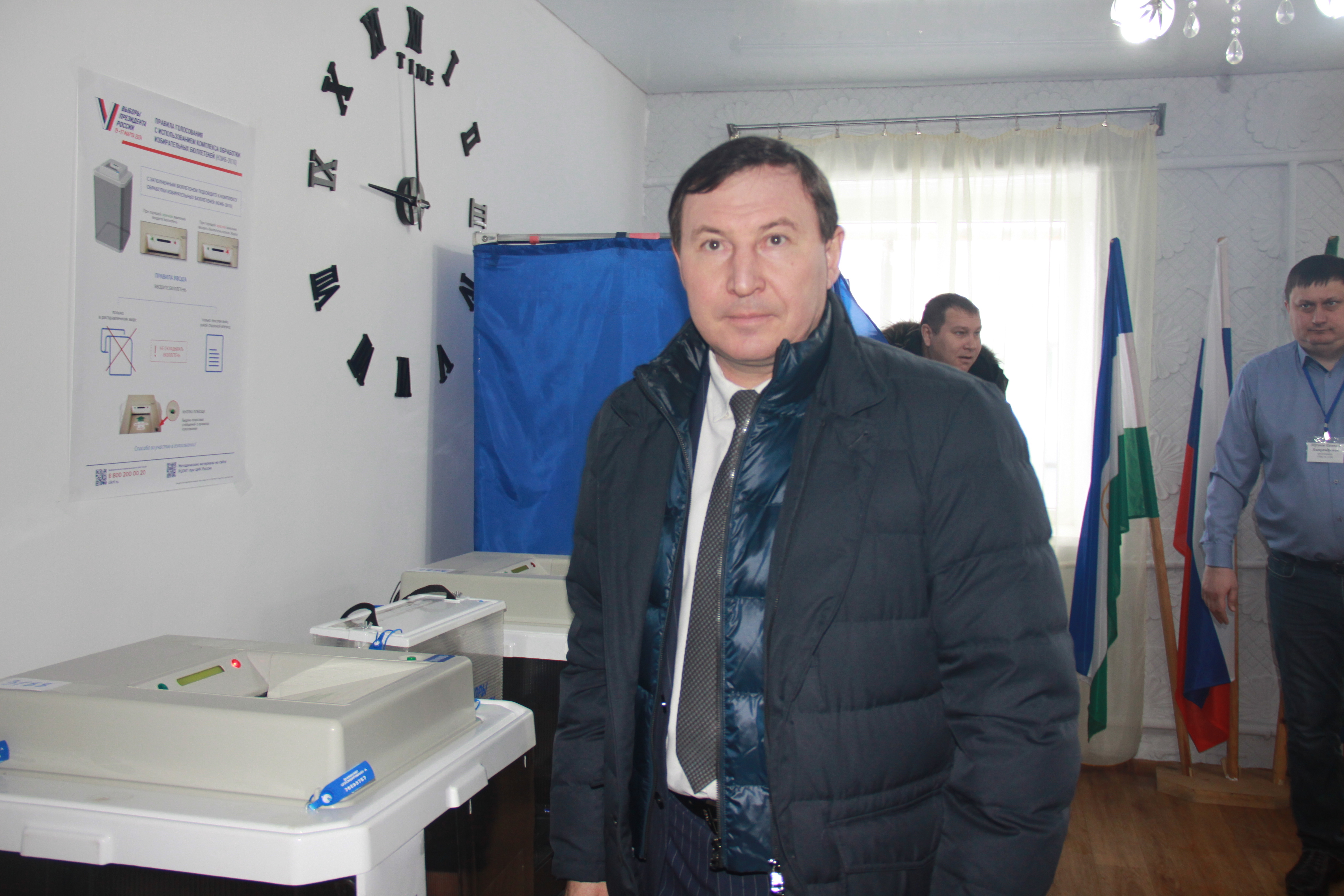 В числе первых избирательный участок № 3188 посетил Венер Насретдинов, глава администрации нашего Фёдоровского района.