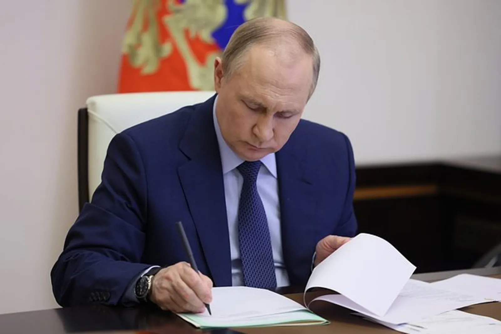 Путин подписал закон об аресте имущества одной категории россиян