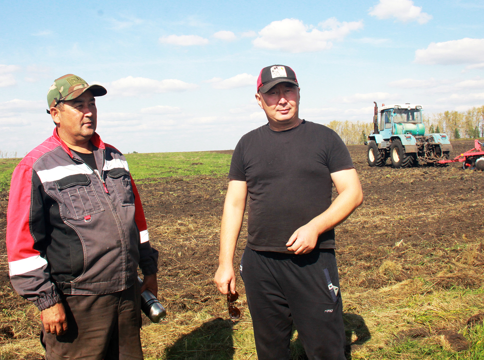 Уверенно двигается в выбранном направлении