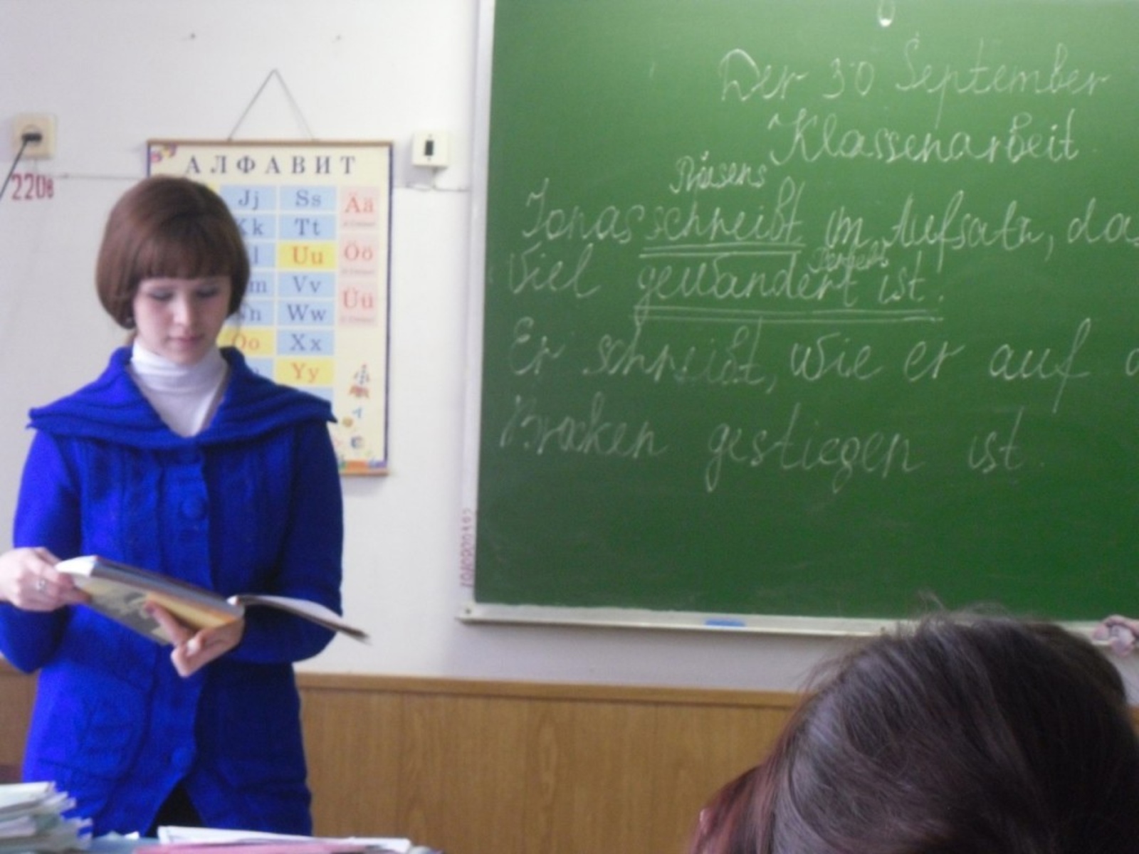 Путин поручил решить проблему с зарплатами учителей