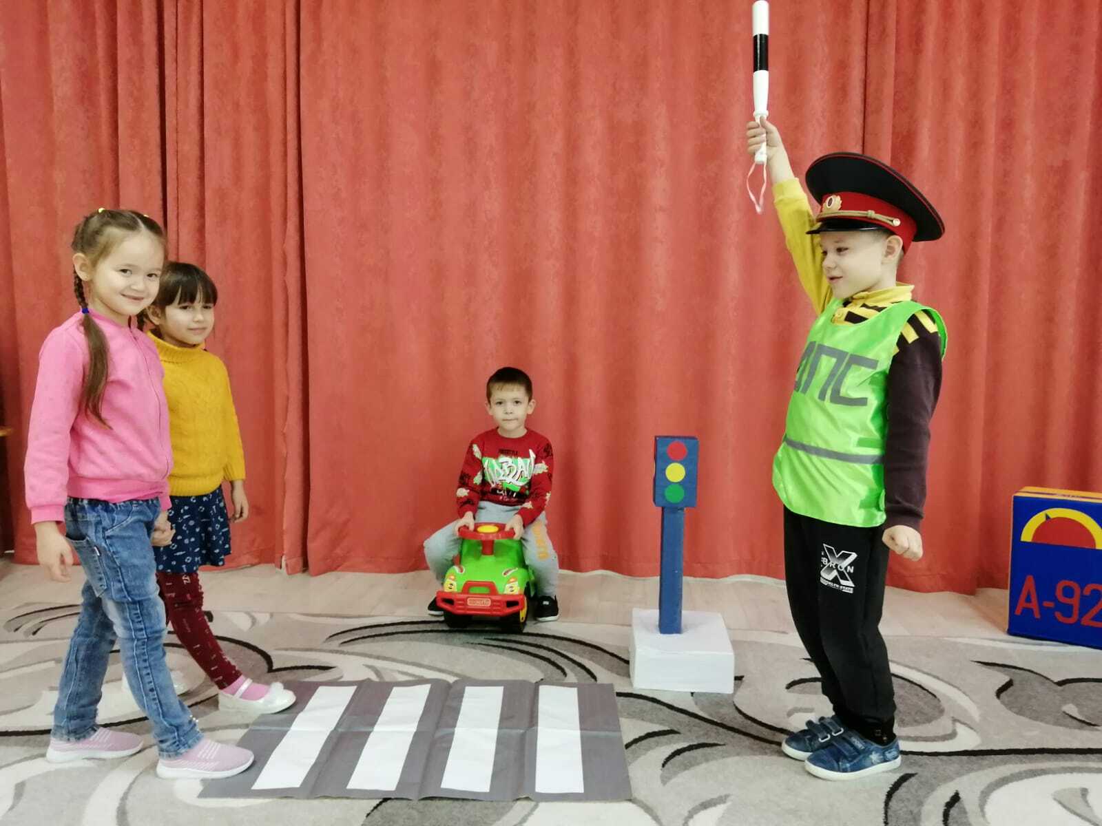 Правила дорожного движения начинают изучать в детском саду