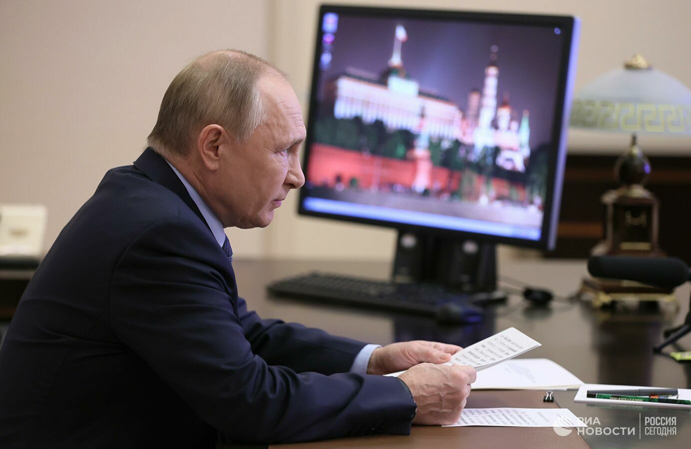 Путин призвал содействовать инвестпроектам по оборудованию для генетиков