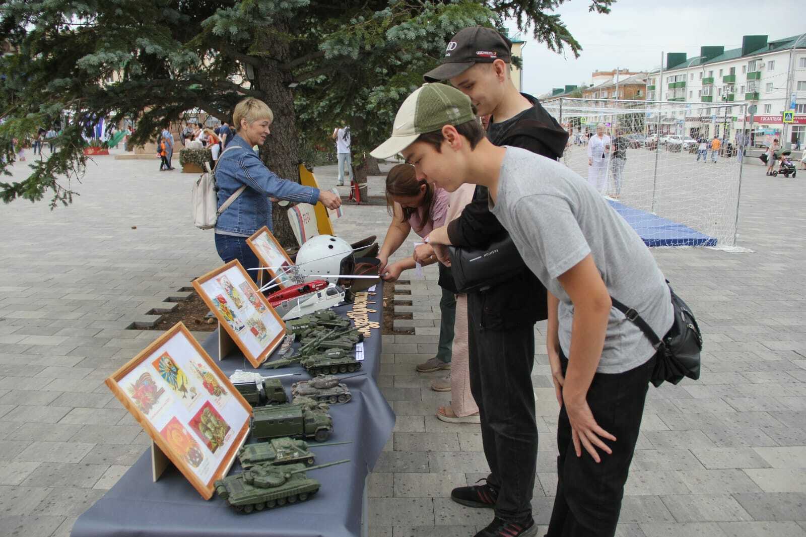 Художник Юрий Сивачев и Ансамбль песни и пляски ЦВО посетили Кумертау