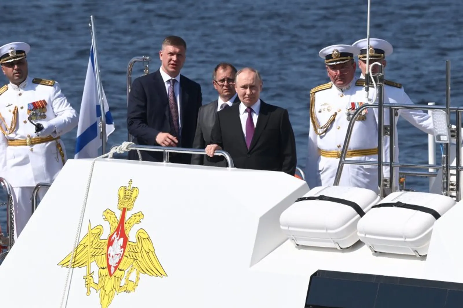 Путин в День ВМФ проверил ход учений в Санкт-Петербурге