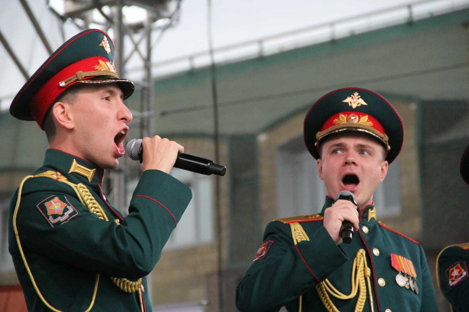 Художник Юрий Сивачев и Ансамбль песни и пляски ЦВО посетили Кумертау