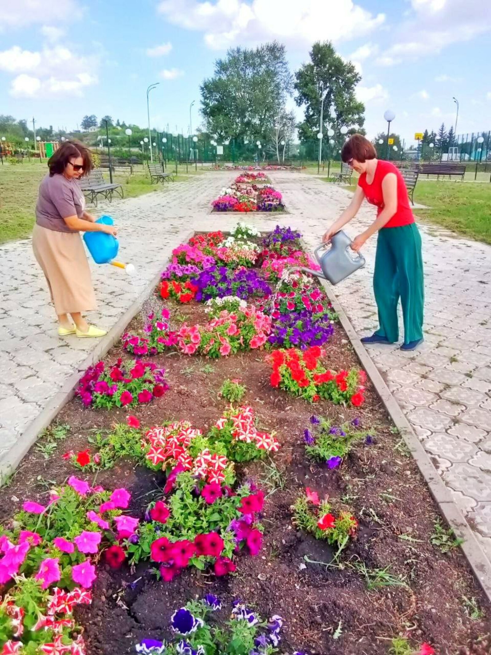 Сотрудники нашей редакции  тоже участвовали в субботнике.