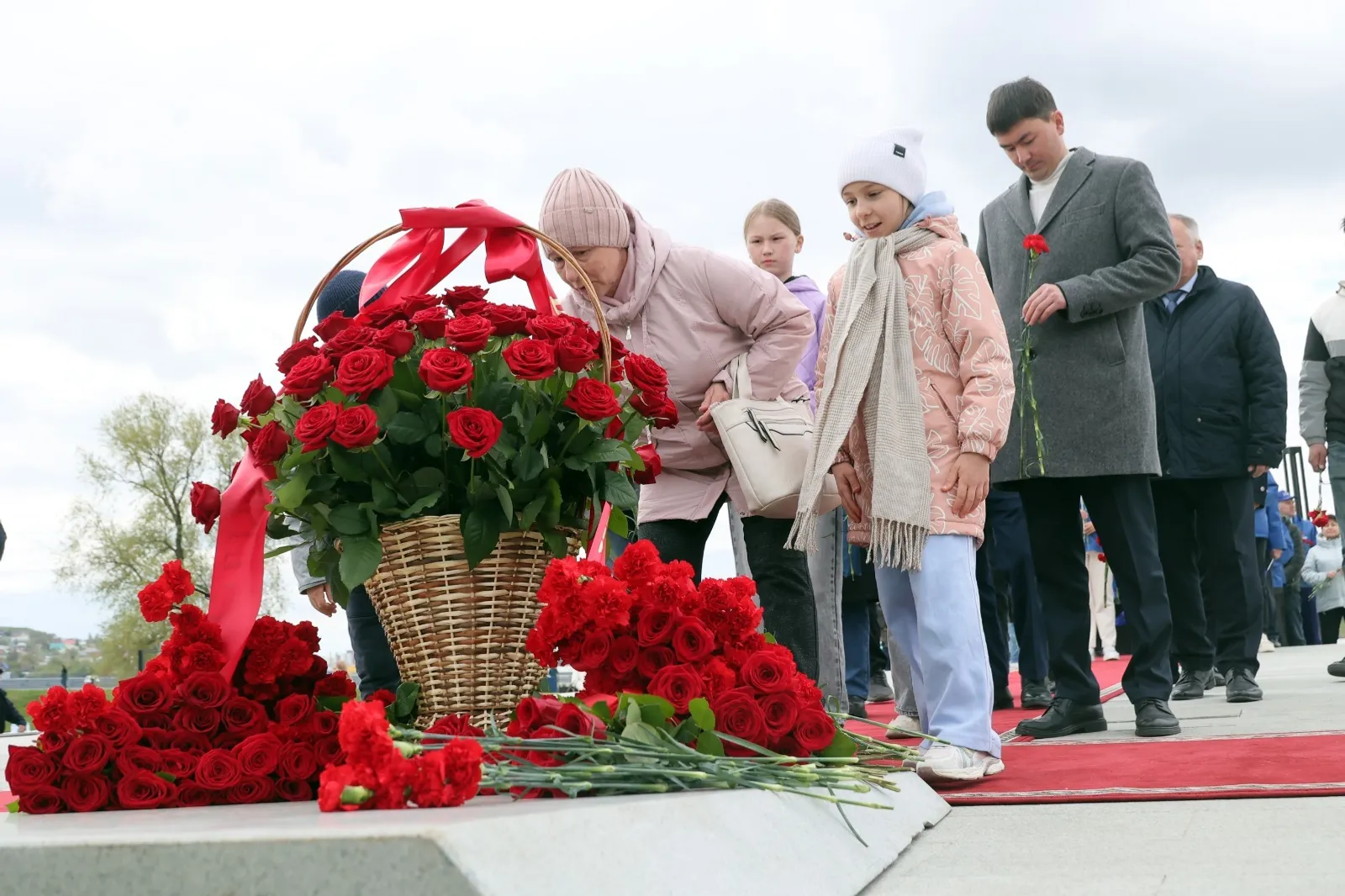 Глава Башкирии возложил цветы к стеле «Уфа – город трудовой доблести»