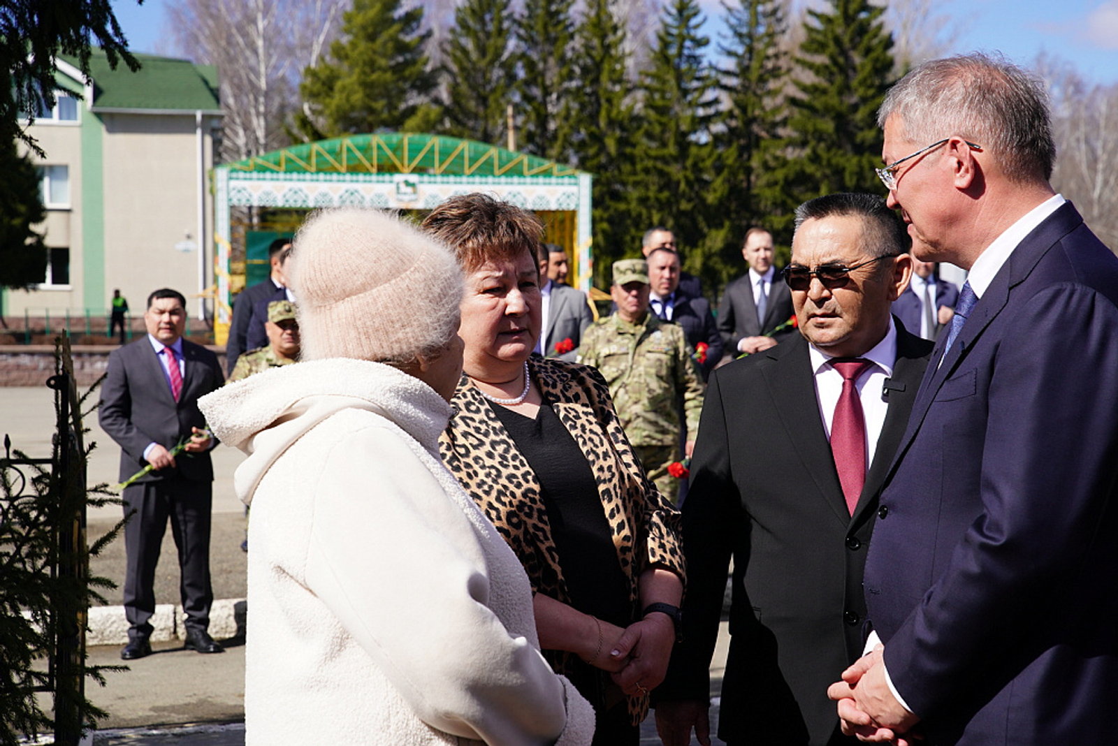Радий Хабиров передал ордена генерала Шаймуратова семьям погибших участников СВО