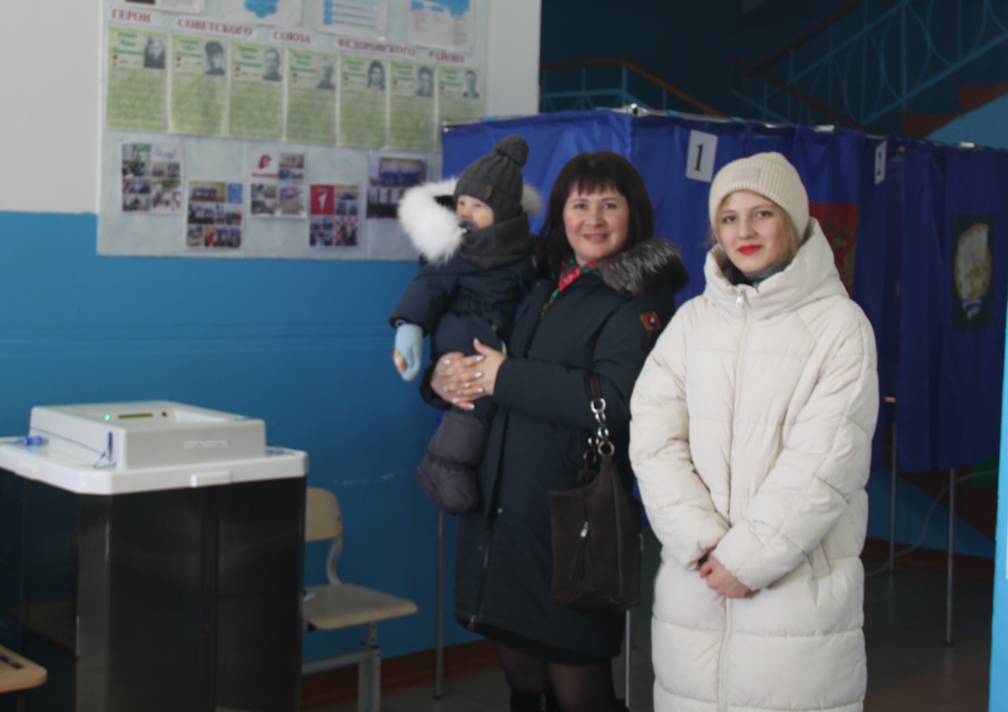 Жители Фёдоровского района приходят на выборы с детьми