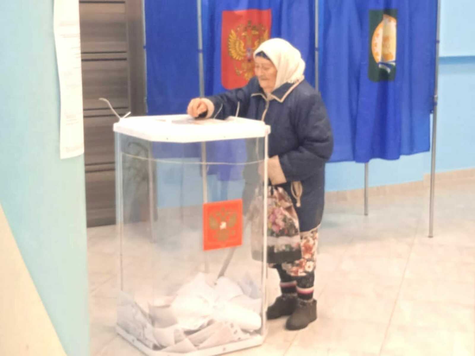 В селе Денискино Федоровского района проголосовала самый пожилой избиратель Рашида Насретдинова