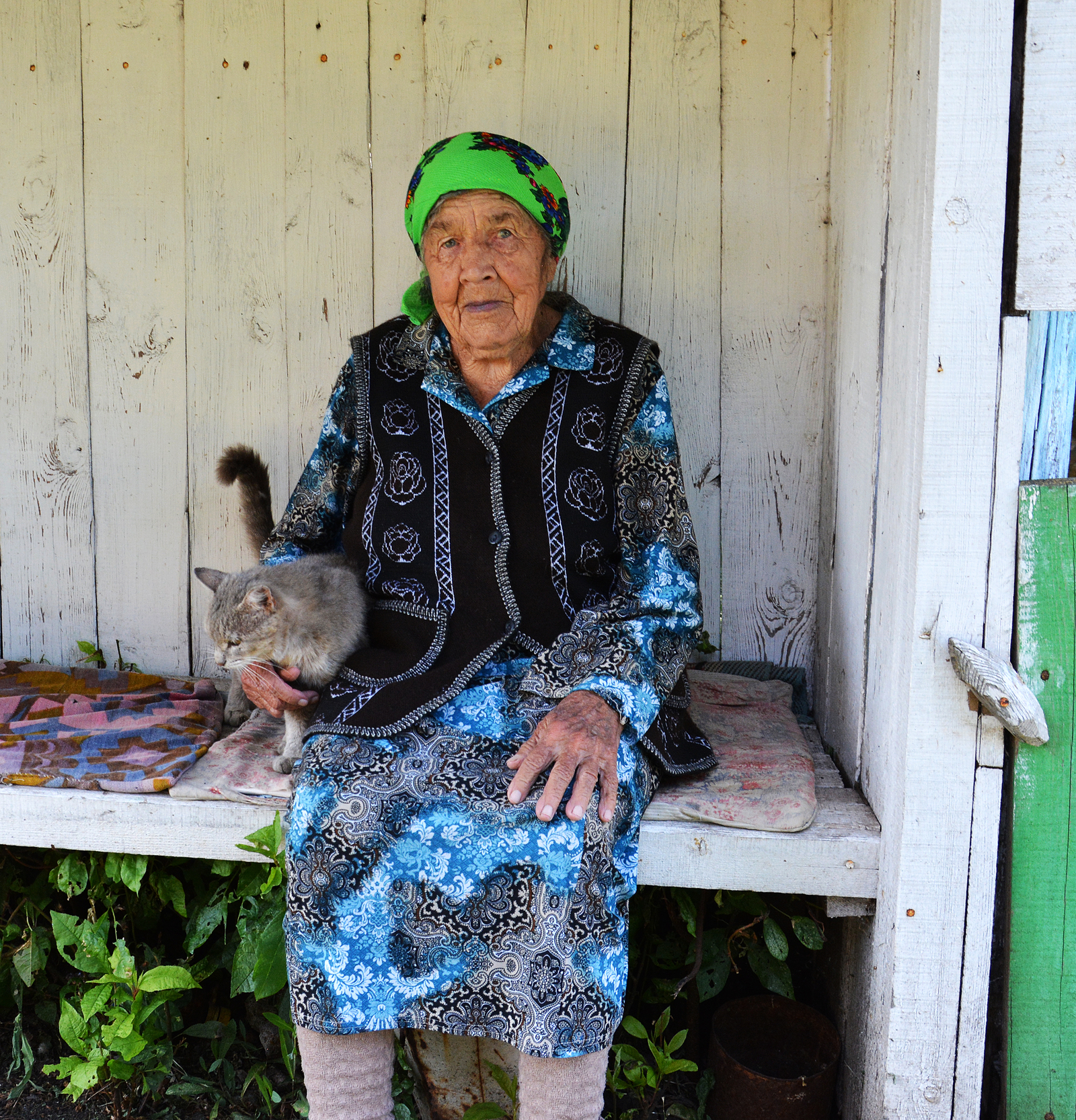 Емабике Гарифулловна на своём любимом месте во дворе.