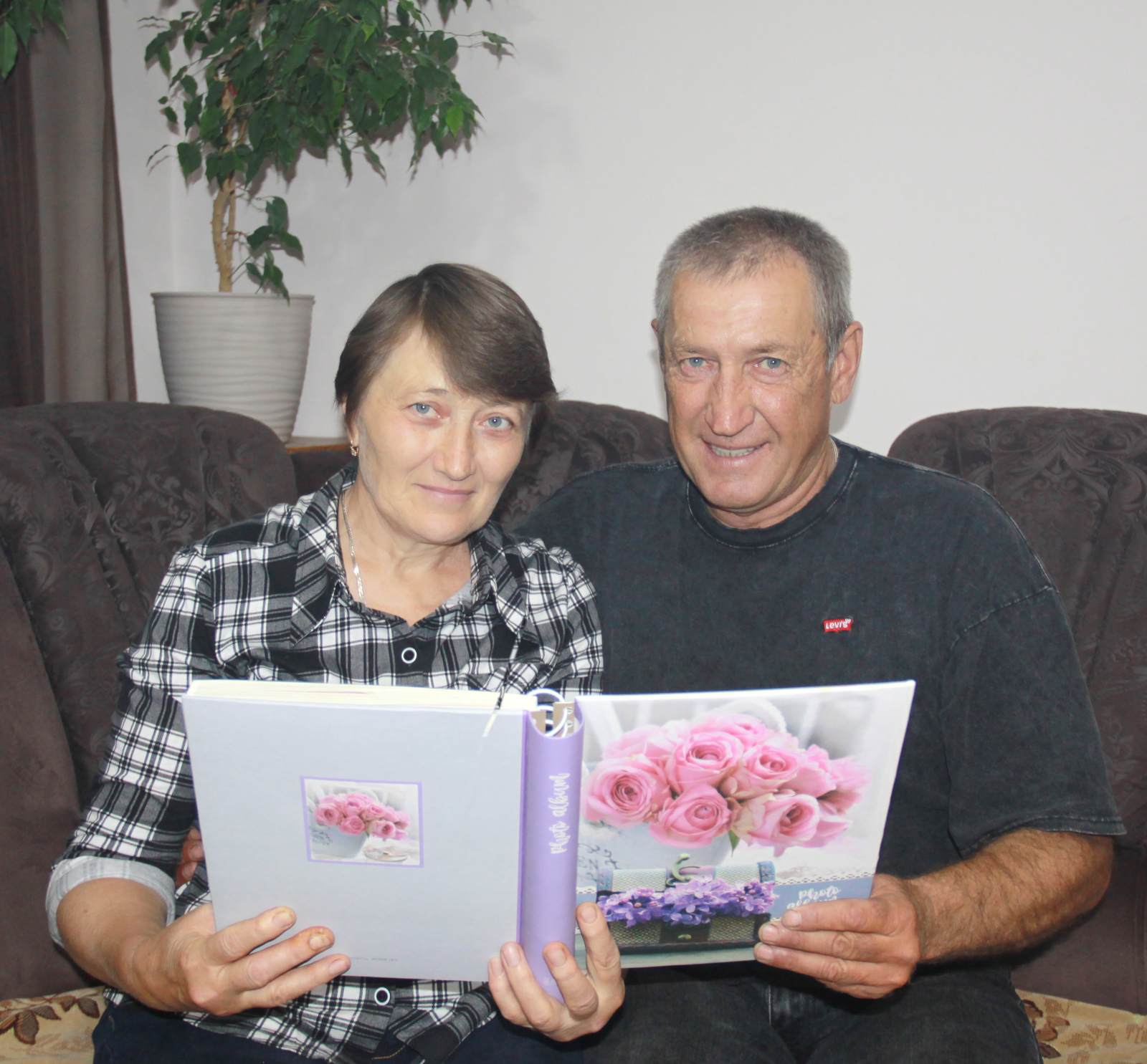 Супруги очень любят пересматривать свой свадебный альбом.