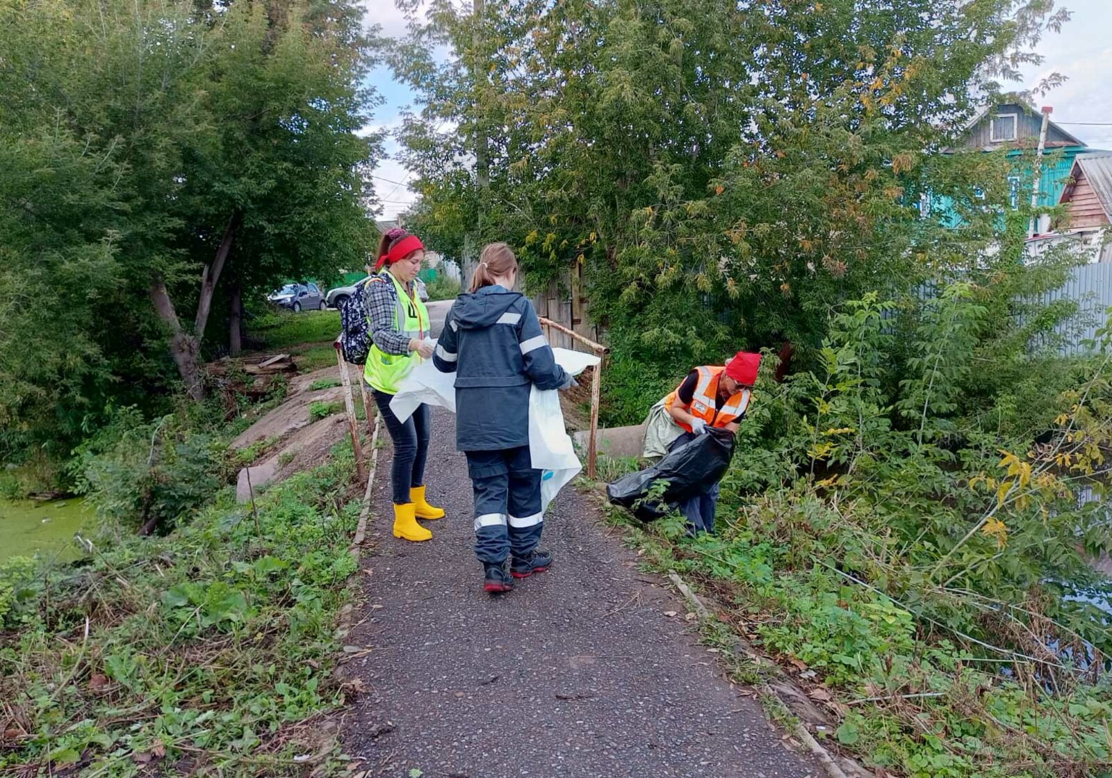 В Уфе очистили берег озера Долгого