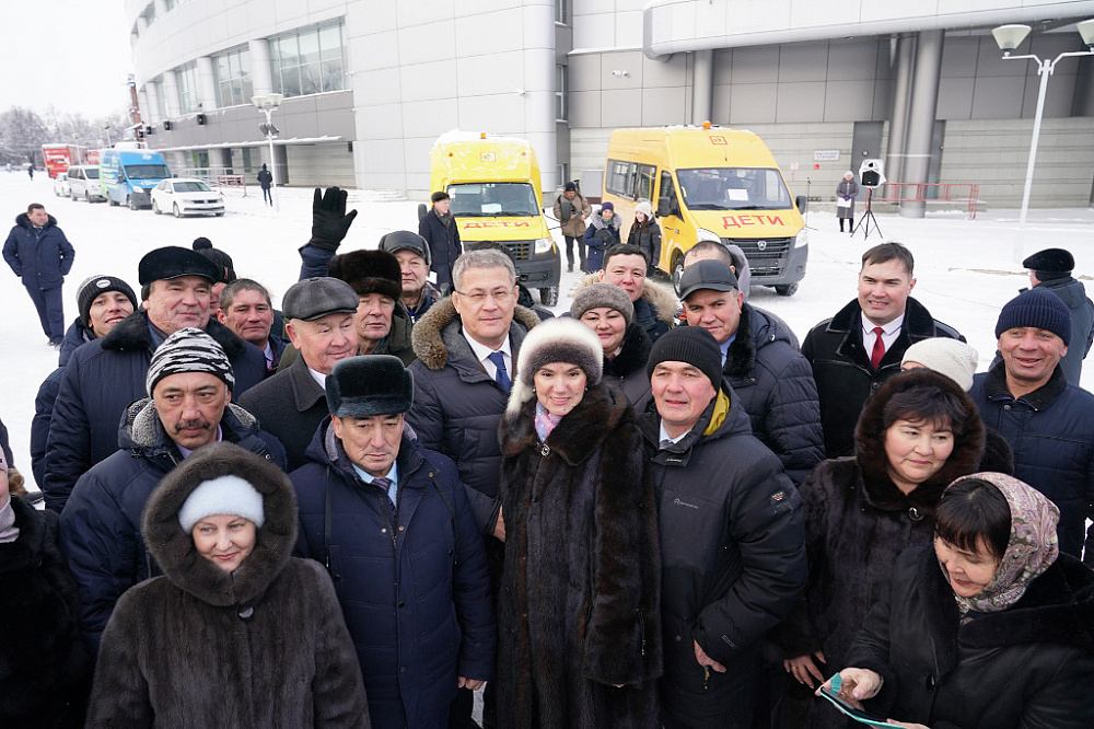Школы Башкортостана получили 56 новых автобусов