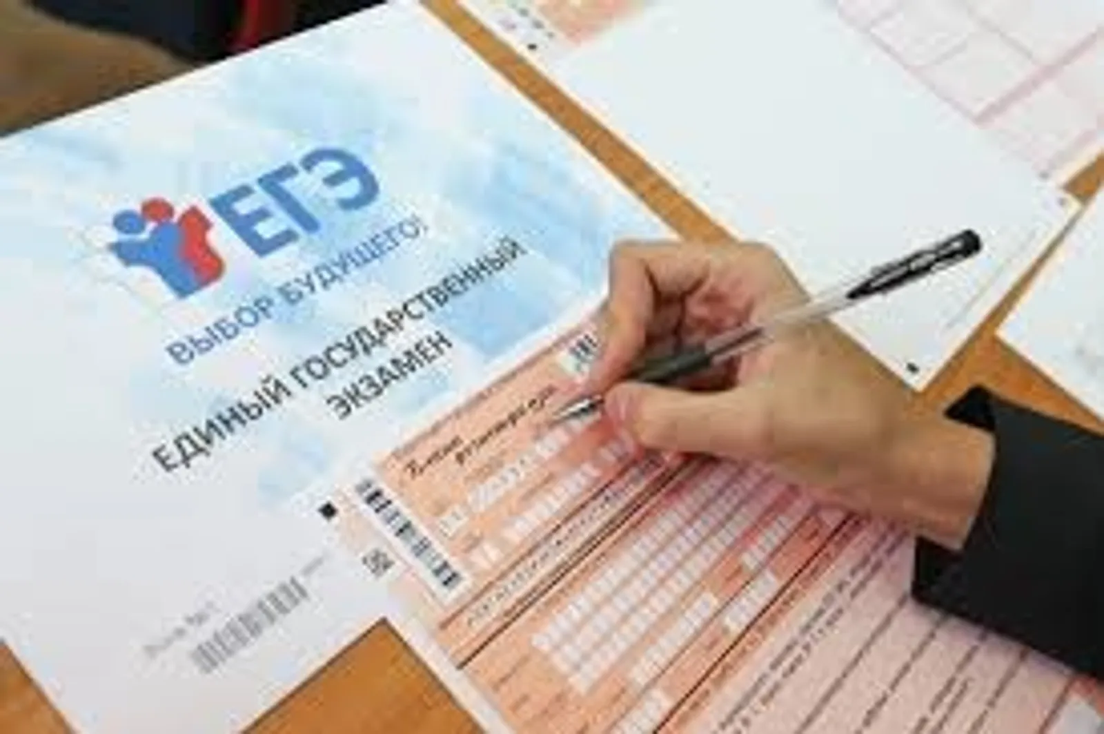 Рособрнадзор утвердил список разрешенных предметов на столах участников ЕГЭ-2026