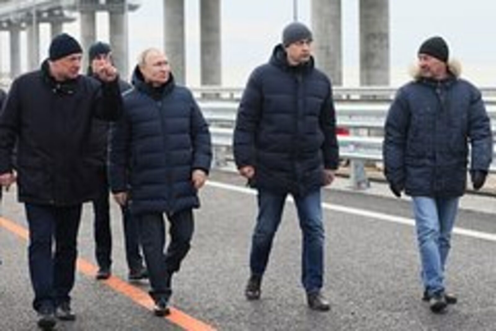 Путин похвалил Крымский мост и назвал его произведением искусства