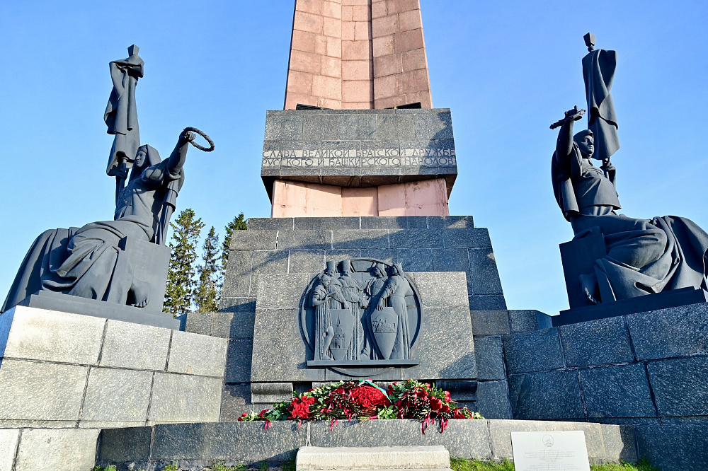 Радий Хабиров возложил цветы к Монументу Дружбы в Уфе
