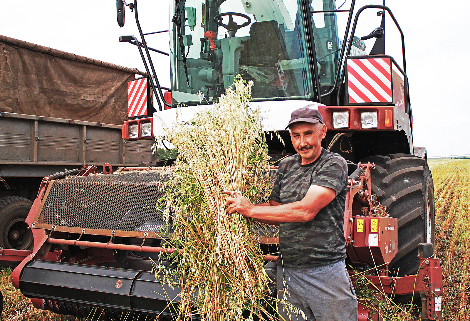 Опытный механизатор Сергей Трубицин.