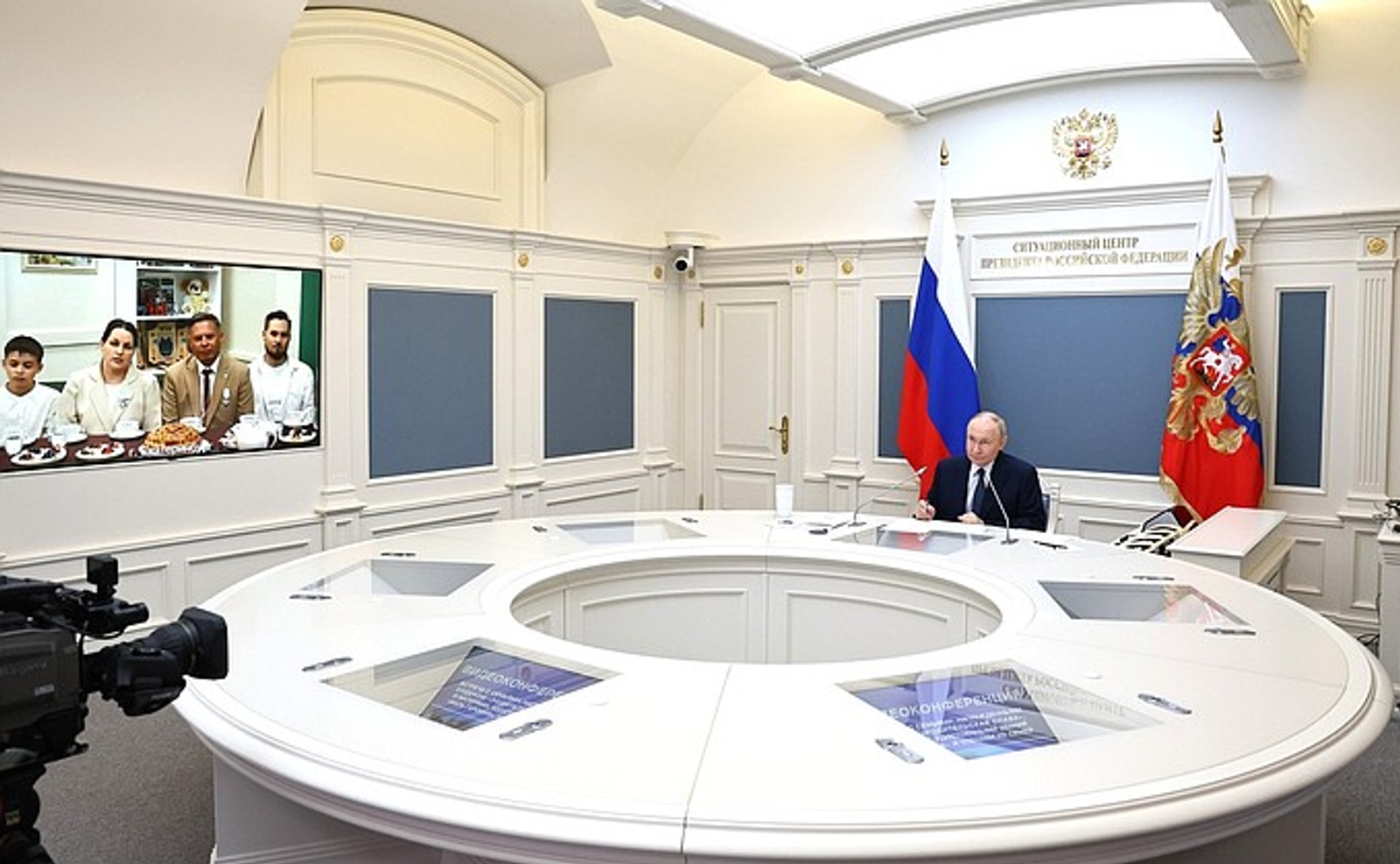 Путин встретился  с семьями, награждёнными орденом «Родительская слава»