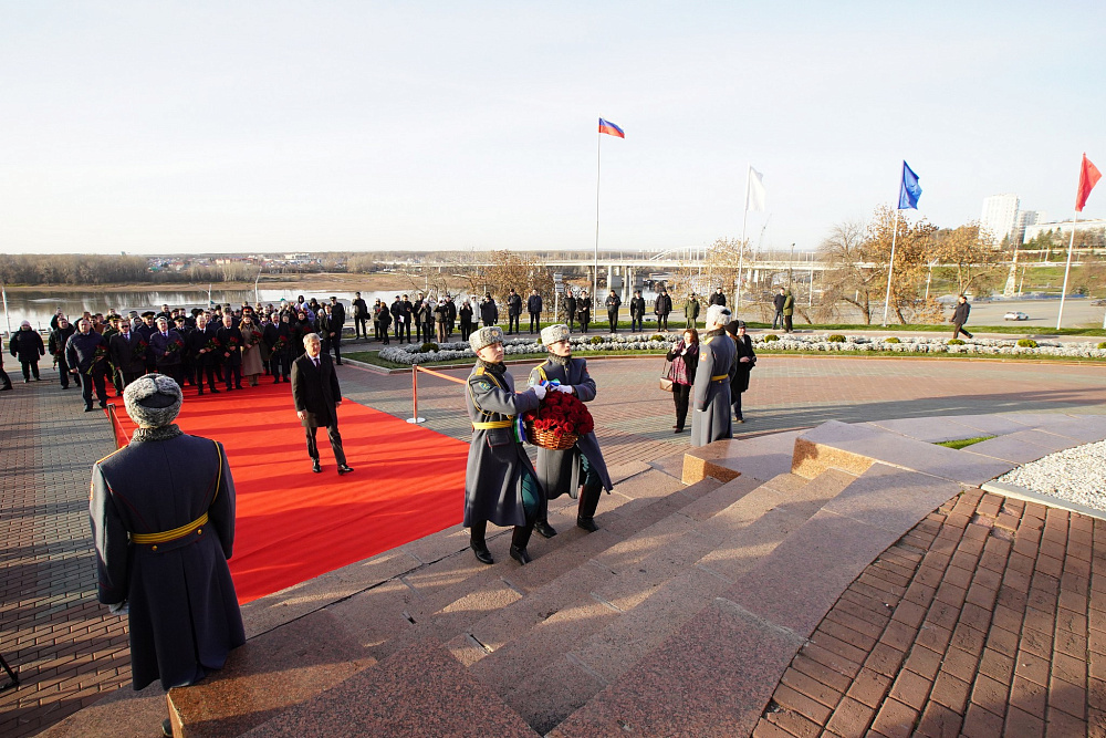 Радий Хабиров возложил цветы к Монументу Дружбы в Уфе