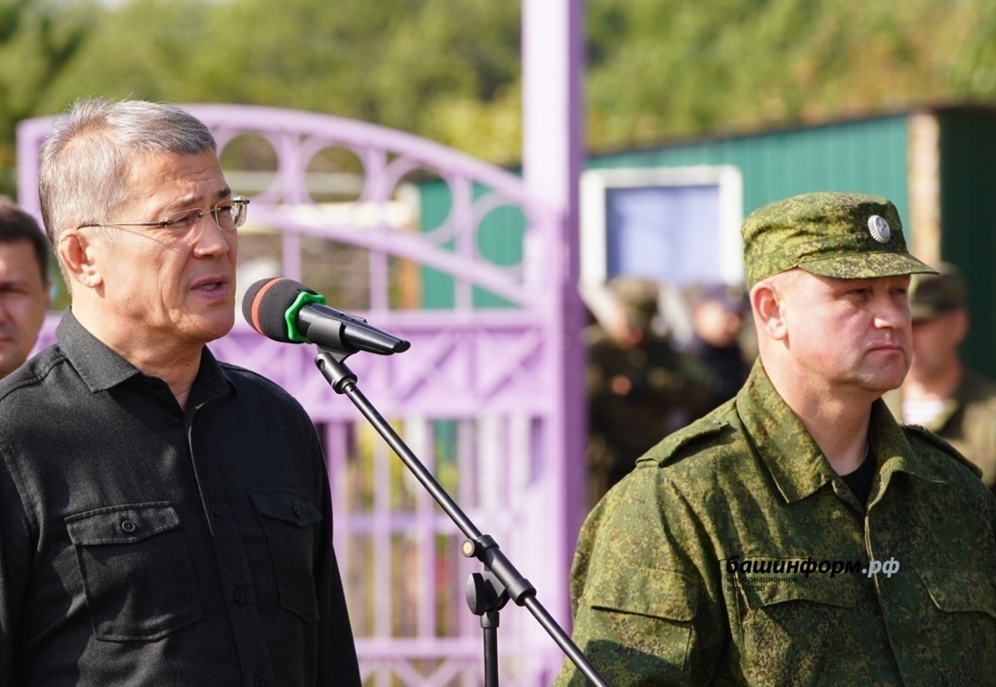 Радий Хабиров ответил на вопросы мобилизованных из Башкирии во время  посещения места боевого слаживания в Саратовской области
