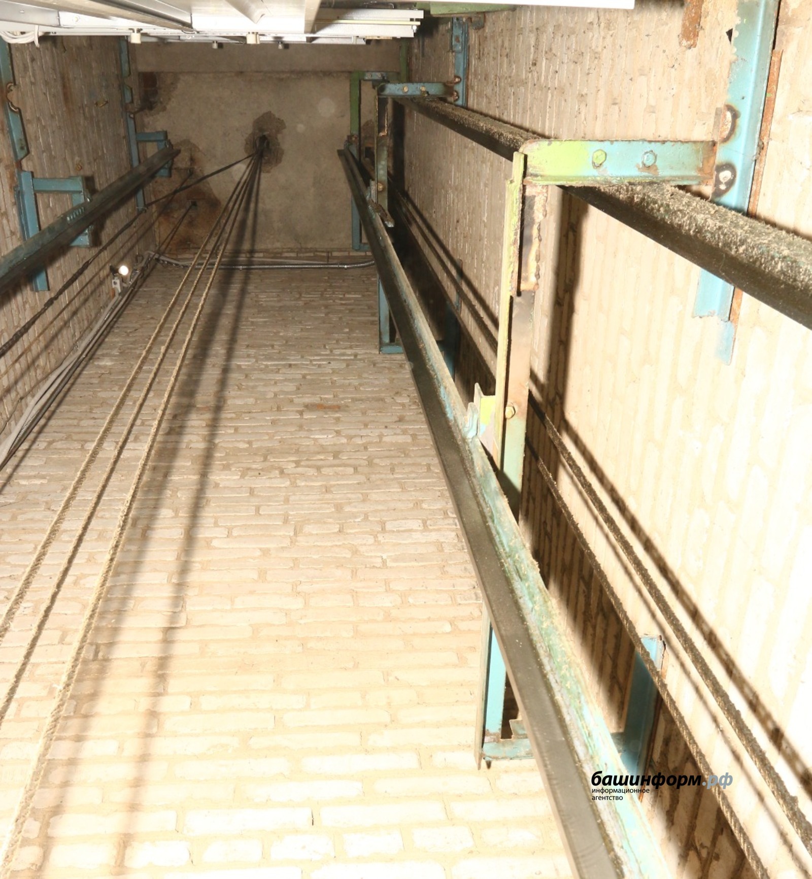 В Башкирии монтажник упал в шахту лифта
