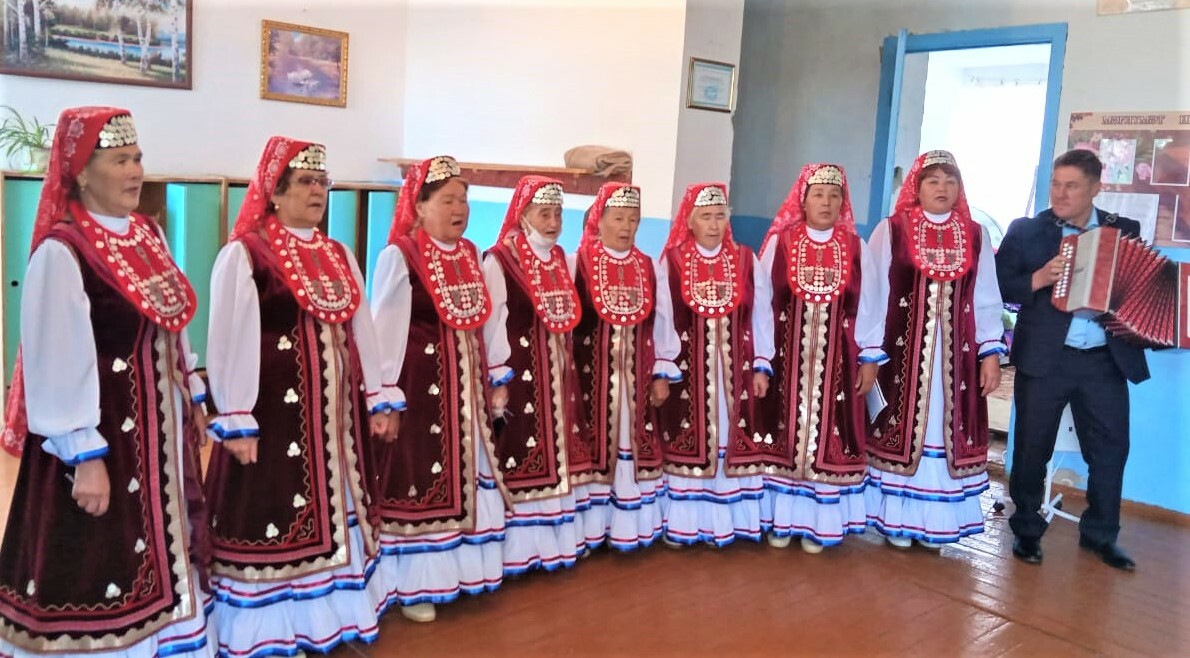 Участницы клуба «Агинейзер» села Юлдашево пришли на выборы в национальных костюмах