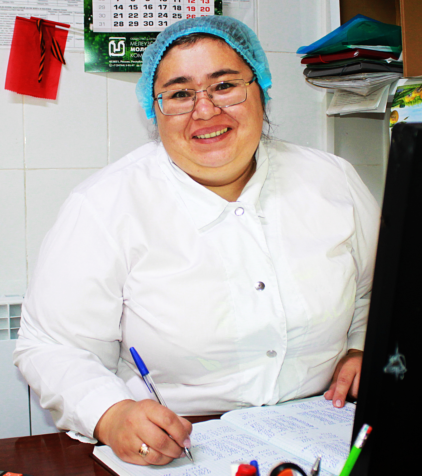 Мастер Линара Абдульманова на своем рабочем месте за составлением отчетности.